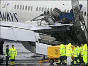 Experts probe Heathrow air crash